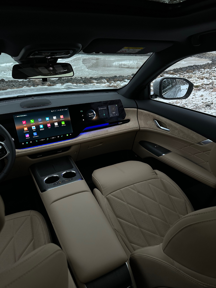 На выбор два цвета салона: чёрный и песочный. Я выбрал песочный, как фанат светлых салонов. В этой комбинации на дверях и передней панели идёт «плюшевая» замша. В чёрном салоне на этих местах кожа. Эко кожа. Потолок чёрный в обоих версиях. 