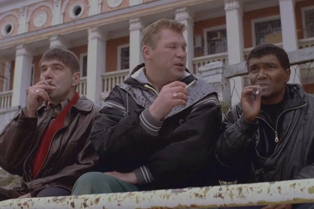    Анатолий Журавлев (в центре) в фильме «Жмурки». 2005 г. Фото: кадр видео