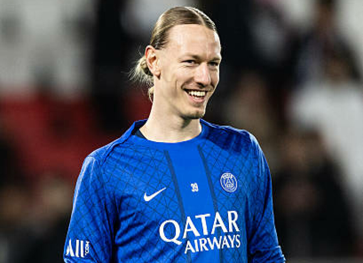     Реакции фанов «ПСЖ» на антироссийский пост жены Забарного: на этом фоне Сафонов ведет себя суперпрофессионально