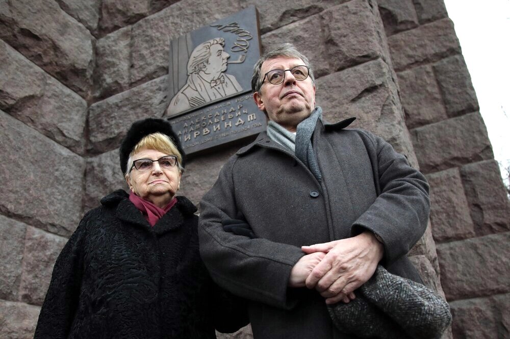    Вдова Ширвиндта – Наталья Белоусова и его сын, телеведущий Михаил Ширвиндт на торжественной церемонии открытия мемориальной доски на фасаде дома на Котельнической набережной. Фото: АГН Москва/ Артур Новосильцев