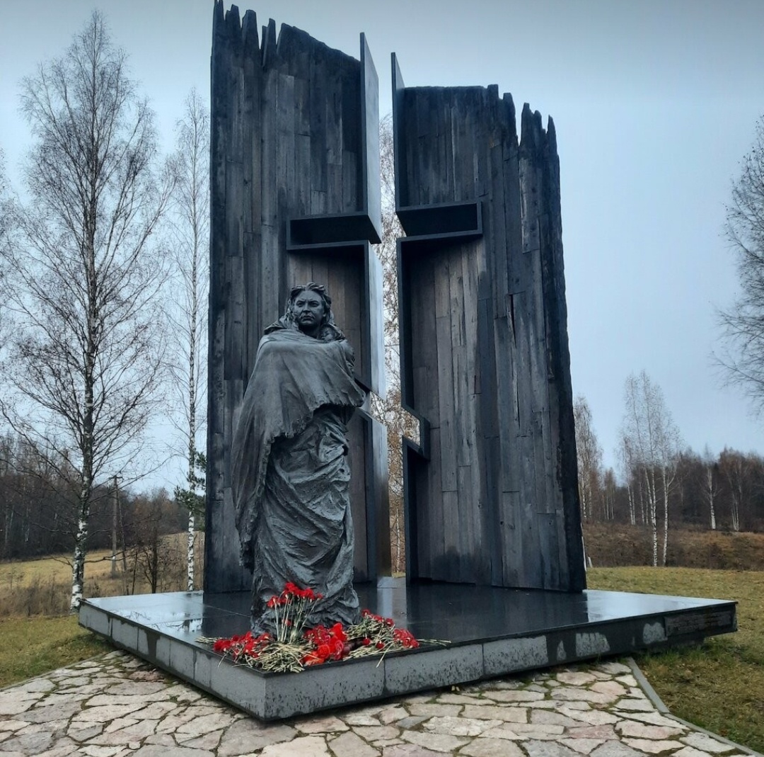 Монумент Скорбящая мать.