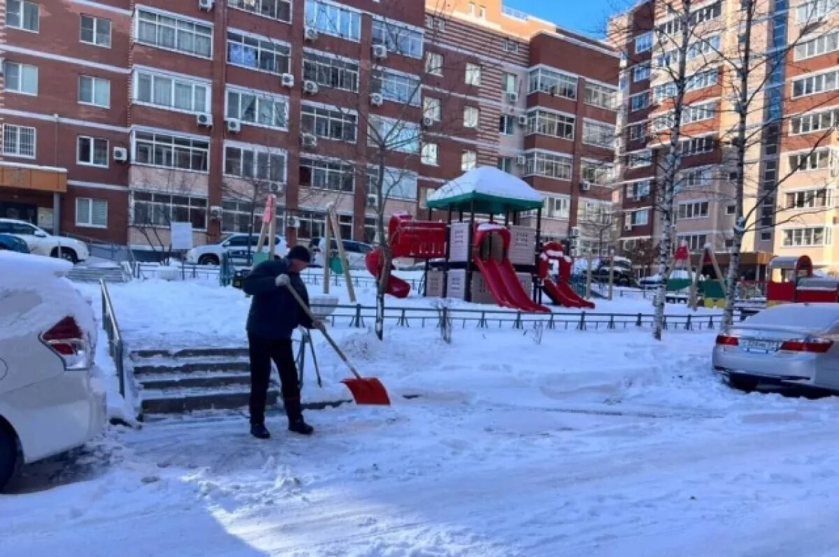    Хабаровчане жалуются на снег и лед возле домов