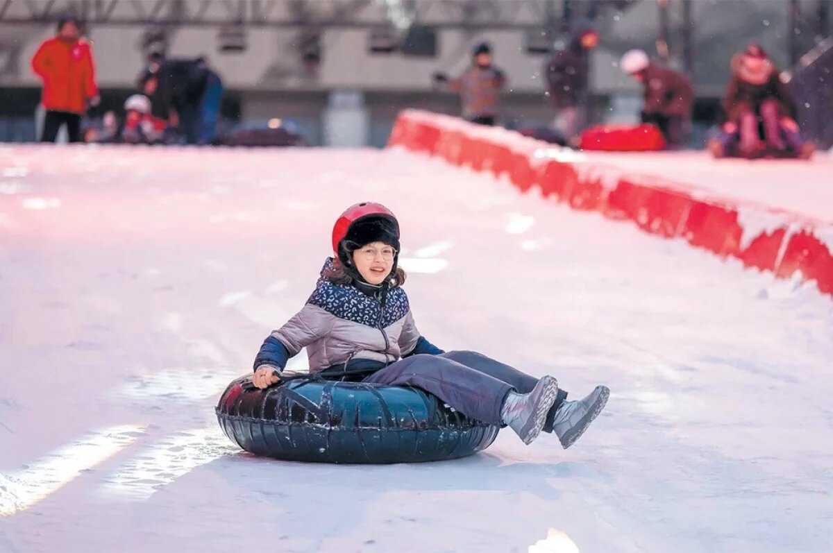    Горка для катания на «ватрушках» ждёт! Здесь и весело, и безопасно.