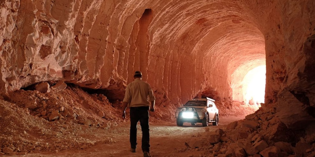 Город в Австралии, где люди живут под землей. Почему его жители добровольно ушли с поверхности