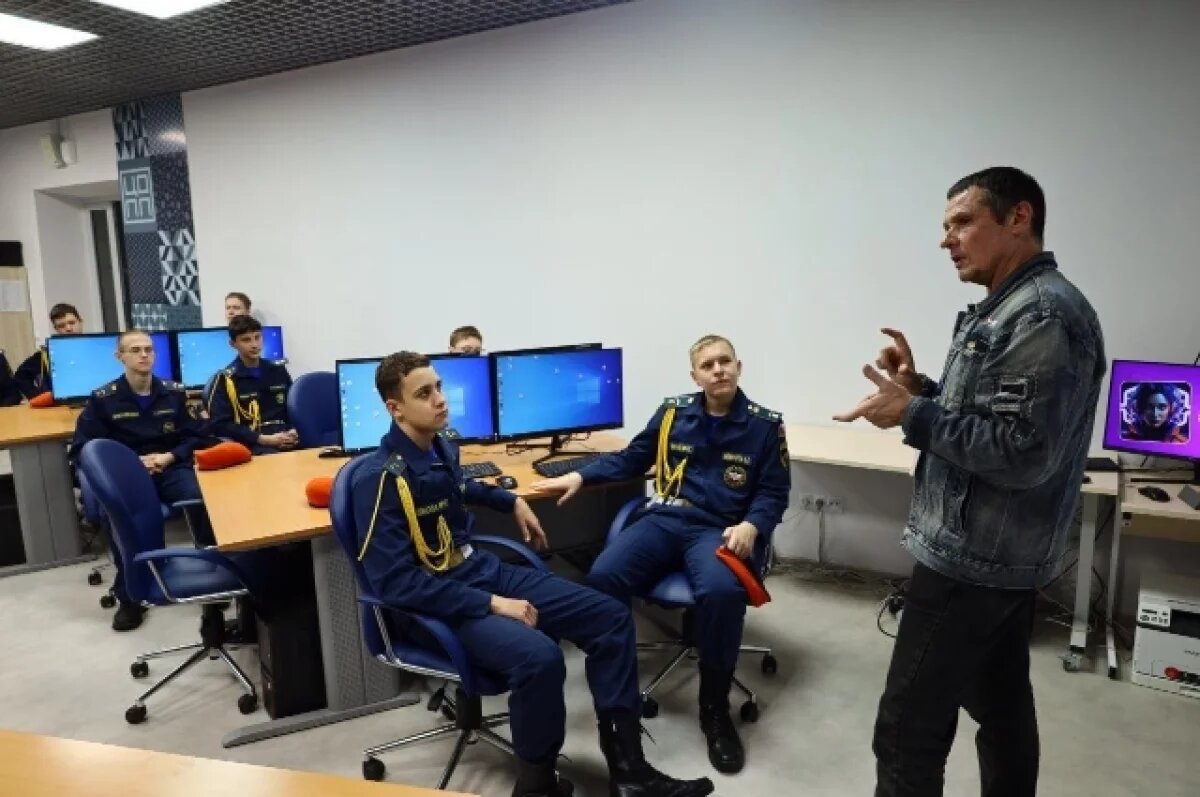    В Хабаровске будущие спасатели освоили нейросети на «Уроке цифры»