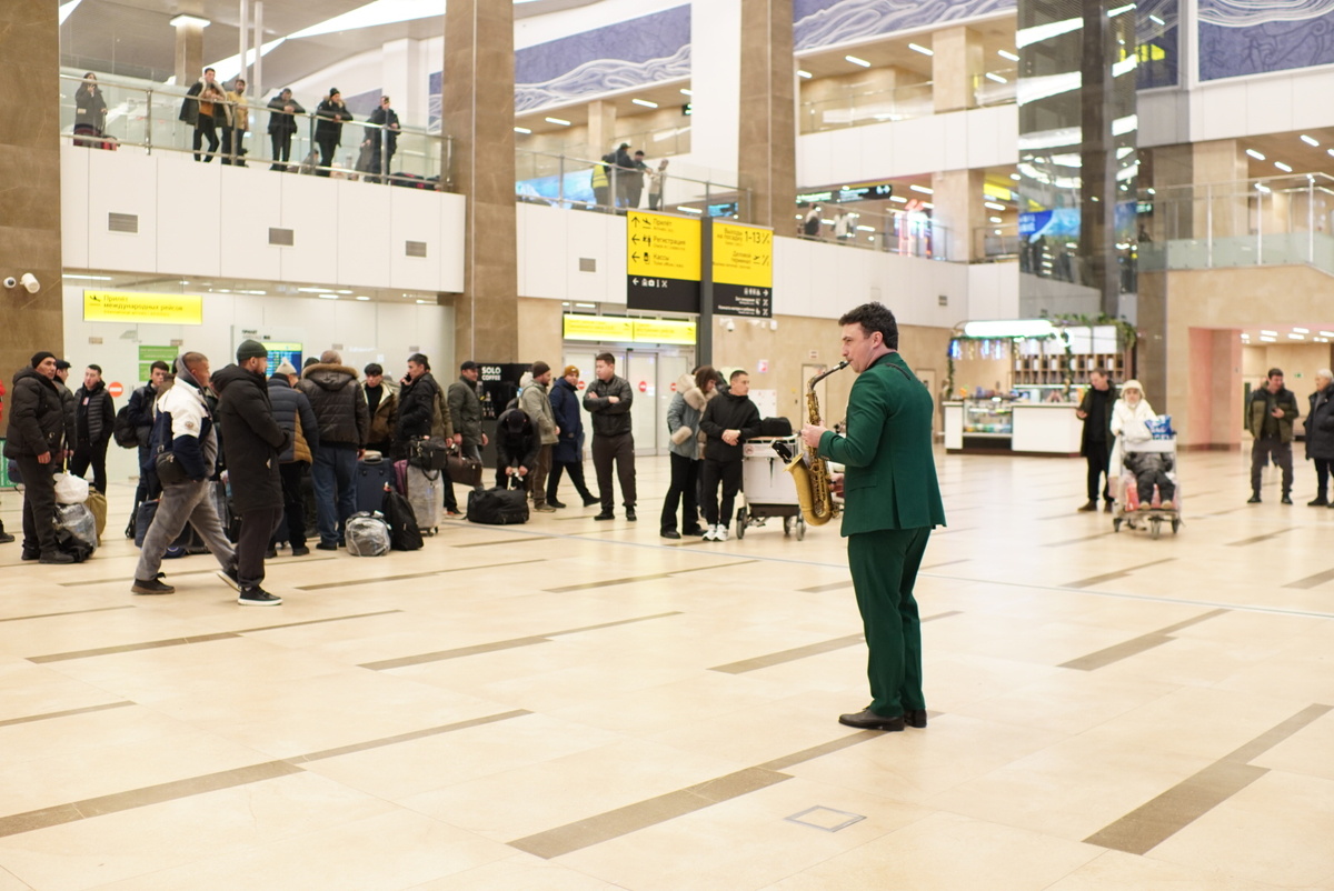 Для пассажиров играл саксофонист