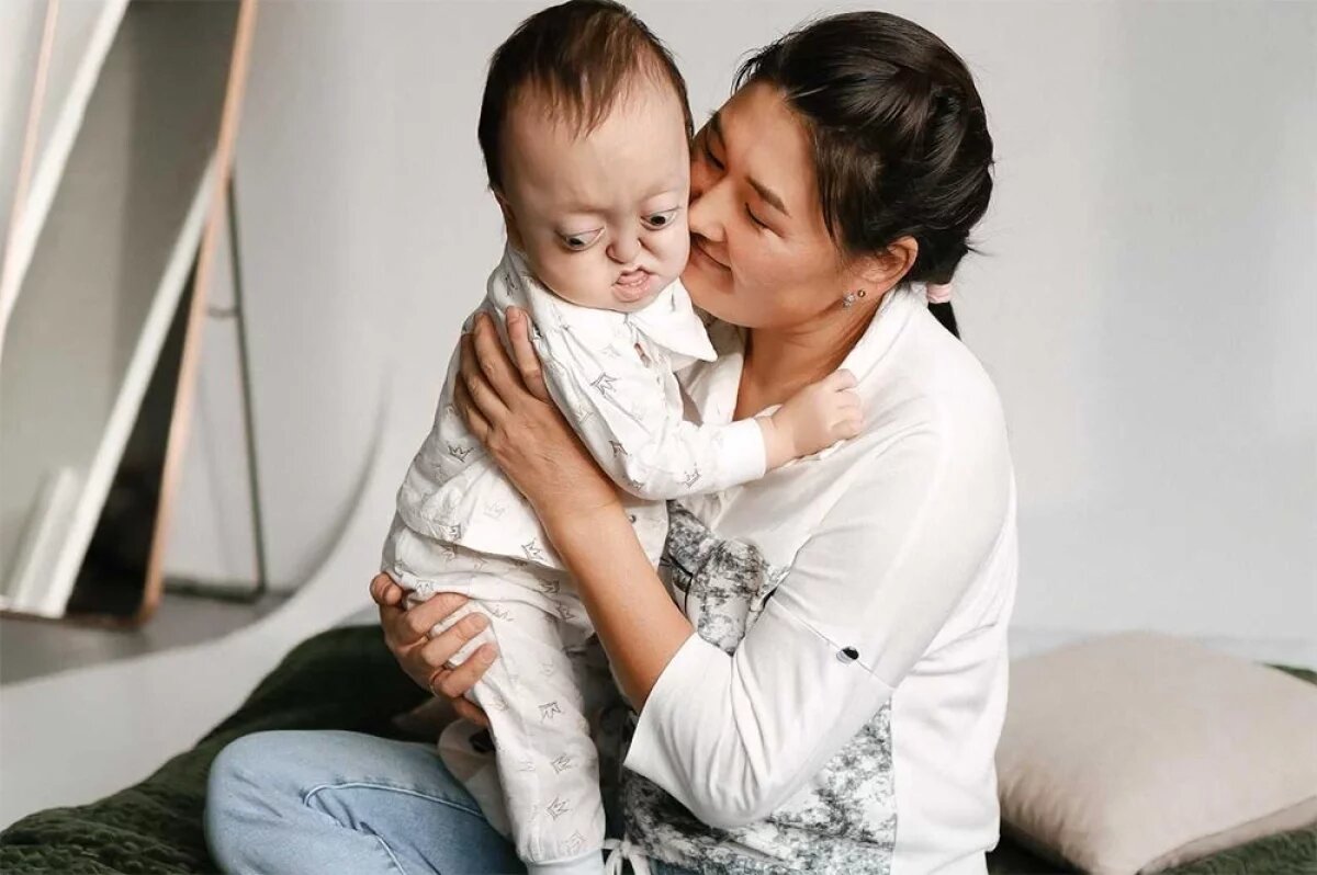    Родители с самого рождения делают всё возможное, чтобы Витя не боялся косых взглядов.