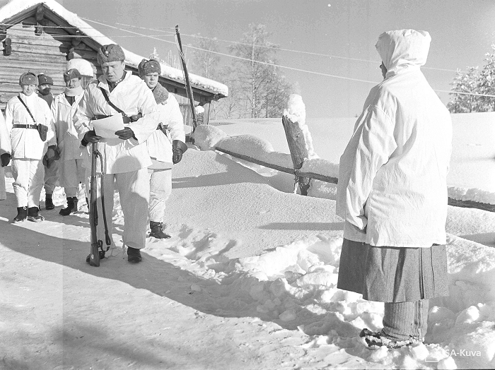 Награждение именной винтовкой Симо Хяюхя