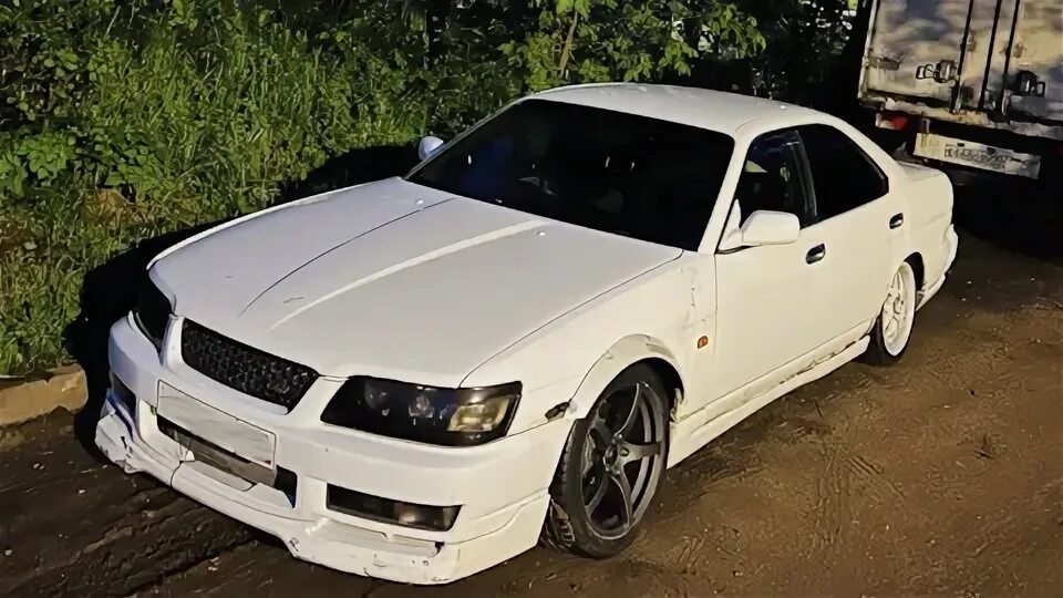 Развитие Laurel отражало эволюцию вкусов и предпочтений автолюбителей. От строгих и консервативных форм первых поколений до более обтекаемых и современных линий более поздних моделей, Laurel всегда старался соответствовать времени. Инженеры Nissan постоянно работали над улучшением характеристик автомобиля, предлагая новые двигатели, трансмиссии и системы подвески. Это обеспечивало комфортное и уверенное вождение в различных условиях.Особое внимание уделялось и интерьеру. В Laurel использовались качественные материалы отделки, такие как дерево, кожа и велюр. Различные комплектации предлагали широкий выбор опций, включая электропривод сидений, климат-контроль и аудиосистемы премиум-класса. Все это создавало атмосферу роскоши и комфорта, подчеркивая статус владельца.Laurel также играл важную роль в развитии технологий Nissan. На этой модели впервые были применены некоторые инновационные решения, которые впоследствии нашли применение и в других автомобилях компании. Это касалось, например, систем управления двигателем, безопасности и комфорта.Сегодня Laurel остается популярным среди коллекционеров и любителей классических автомобилей. Его можно встретить на различных автошоу и ретро-ралли. Laurel – это не просто автомобиль, это частица истории Nissan и японского автомобилестроения в целом. Он продолжает вдохновлять и напоминать о тех временах, когда автомобили создавались с душой и вниманием к деталям.