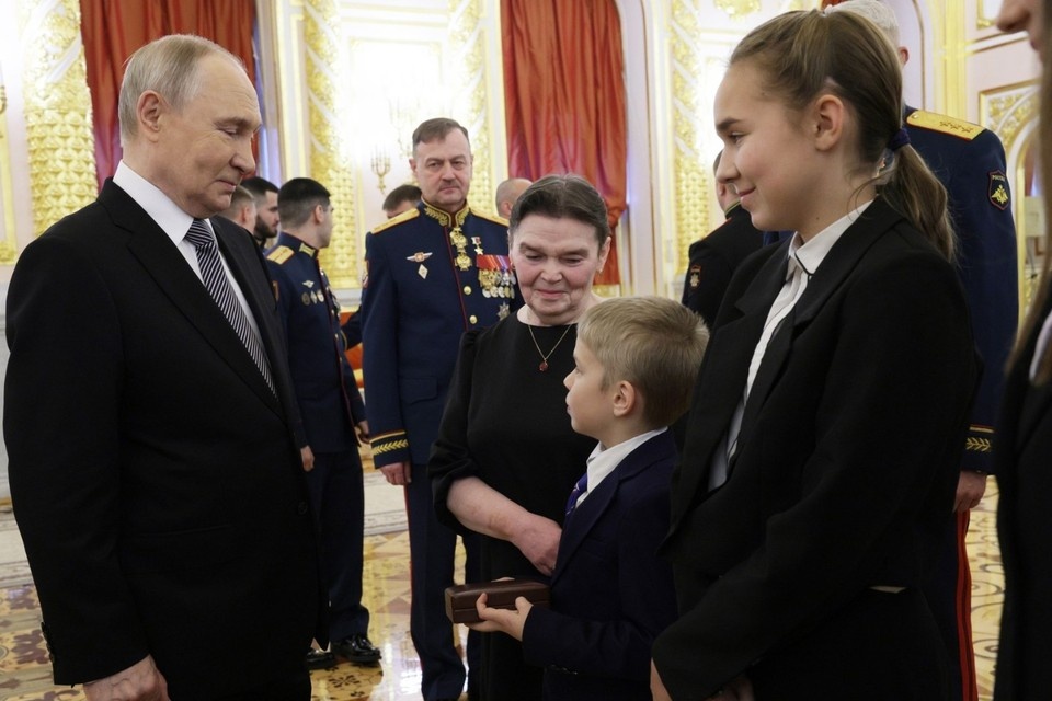    Маленький сын Героя России Афанасьева Антон пожелал Путину здоровья. Фото: kremlin.ru