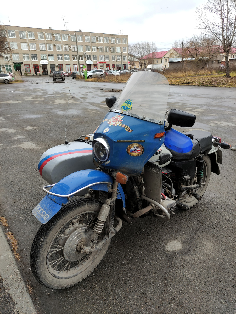Мотоцикл «Урал» рядом с одним из бывших корпусов ИМЗ. Фото автора.