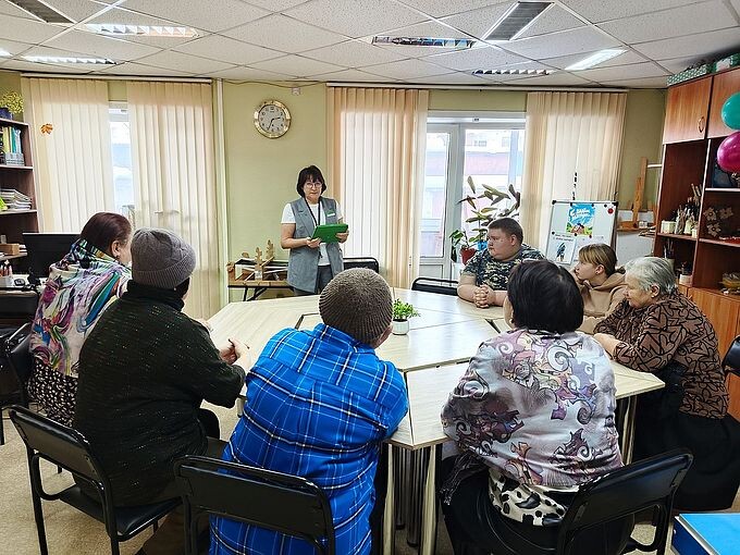 Дети и родители слушают руководителя Троицкого офиса ПАО «Сбербанк»