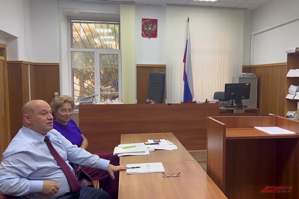   В Хамовническом районном суде прошло первое досудебное заседание по делу о квартире Ларисы Долиной. На фото представители со стороны Лурье Фото: АиФ/ Виолетта Бурлакова