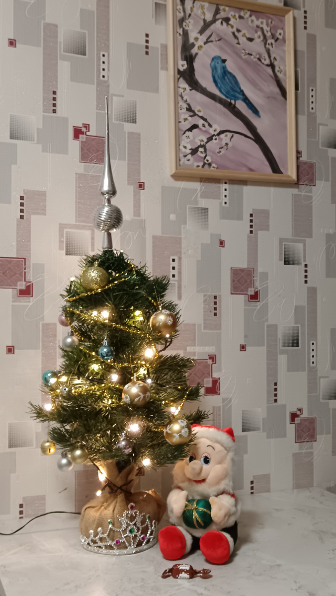 Уже сама нарядила маленькую ёлочку без меня