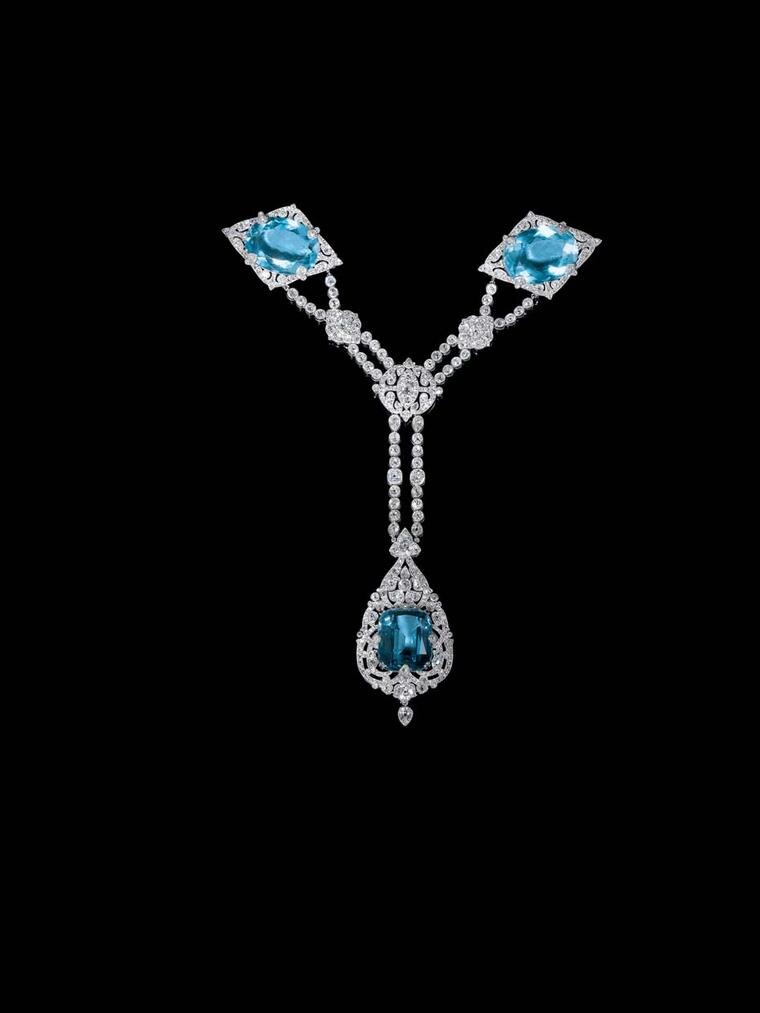 Корсаж, отделённый от парюры. Овальные аквамарины можно было снять и использовать как броши, а подвеску можно было носить отдельно. 