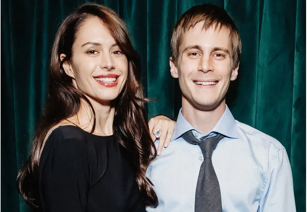 Молодая семья вмете неколько лет, они вопитывают сына, но в рунете все равно регулярно сплетничают об их расставании. 