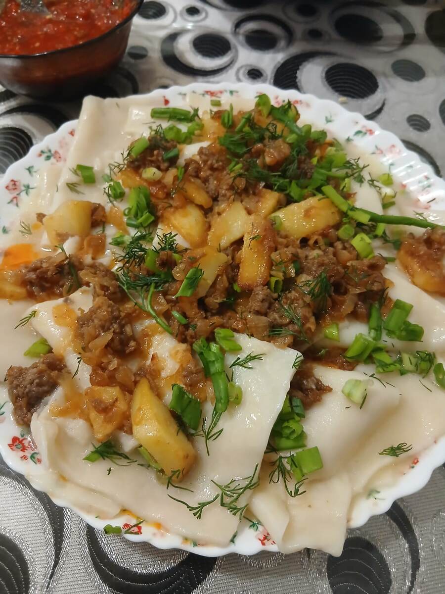 Ингредиенты
Для теста:
Яйца 1 шт.
Воды 200 мл
Соли 0,5 ч. л.
Мука
Для фарша:
Говяжий фарш 500 г
Лука 1 шт.
Соль, перец по вкусу
Тесто. 
 В миску с мукой вбиваем яйцо, добавляем соль муку и вливаем воду. Замешиваем тесто.  Даём  отдохнуть 30 минут накрыв пишевой плёнкой.
Затем ещё раз его обминаем и раскатываем в тонкий пласт, толщиной примерно 0.5 см.
Тесто нужно разрезать на крупные ромбы и оставить сушиться.После того, как тесто подсохло, положить в кипящую подсоленую воду и варить около 3 мин. Важно не переварить. Вынуть тесто шумовкой и разложить на блюде, поливая сливочным маслом и чесноком.
Фарш обжарить с луком и чесноком,  добавить соль, перец. По желанию добавить томатную пасту. Выложить на хинкал и посыпать зеленью. 
Так же по желанию можно добавить отварной,мелко нарезанный кортофель, 
Приятного аппетита!