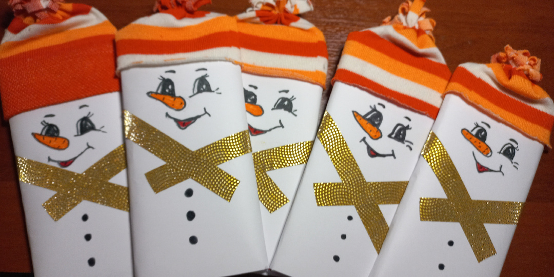 🎄 Новогодняя шоколадка-снеговик: превращаем обычный подарок в чудо за 5 минут. Пошаговый Мастер-класс.