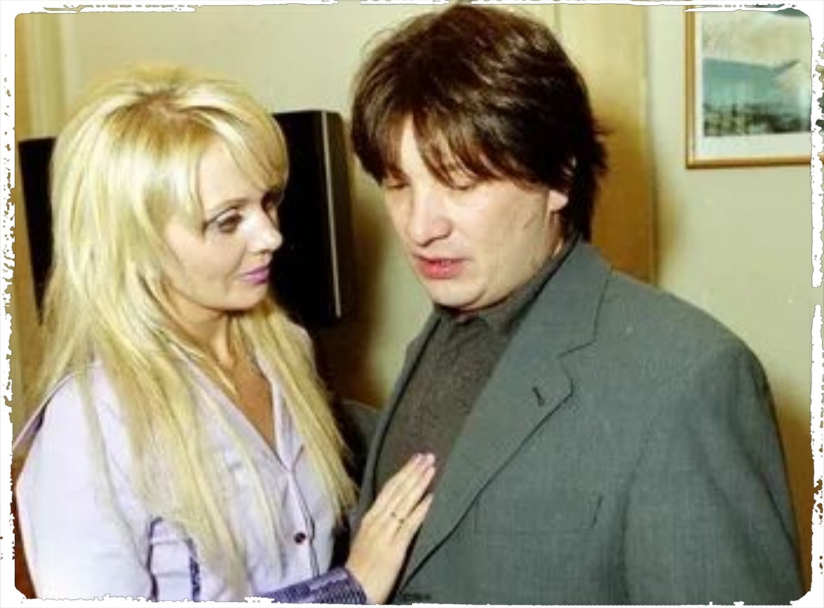 За этой идеальной сценической парой скрывался домашний ад. Продюсер считал жену своей собственностью, вещью, которая должна приносить доход и молчать.