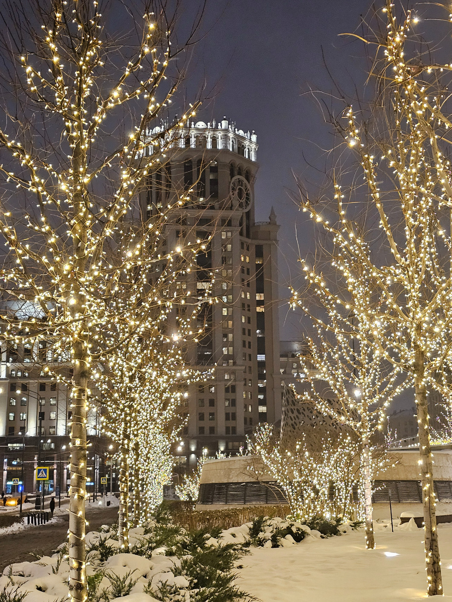 Повсюду яркие огоньки. Фото автора.