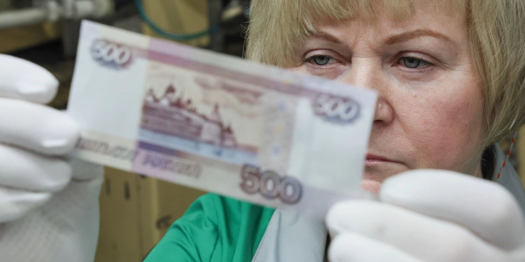 «Обелят экономику» — освободят от наличности. Зачем россиян хотят лишить живых денег