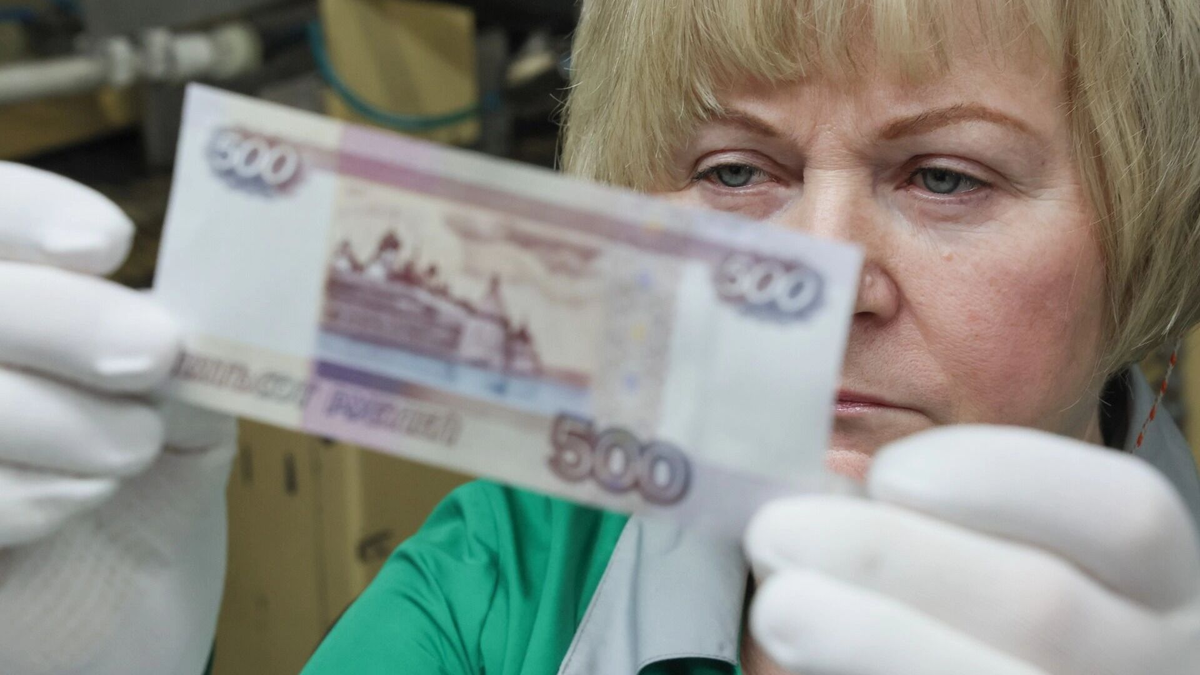 «Обелят экономику» — освободят от наличности. Зачем россиян хотят лишить живых денег