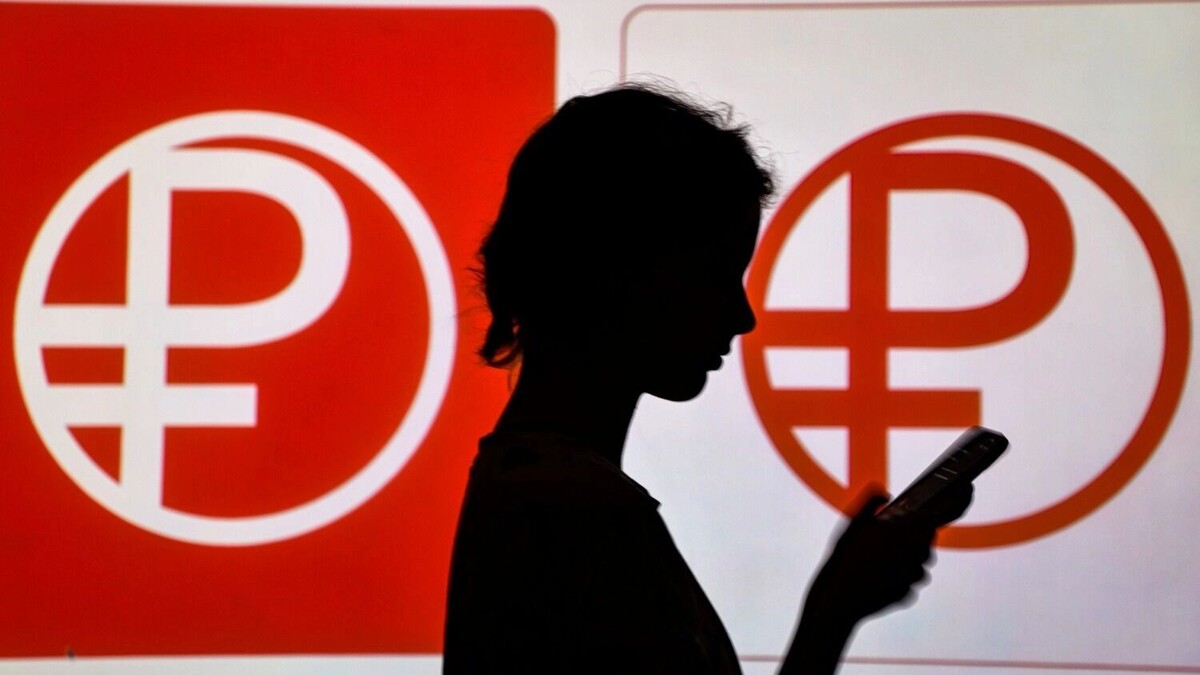 Внедрение цифрового рубля — одна из мер по выталкиванию наличности из оборота. Фото: SERGEI ILNITSKY. EPA/ТАСС