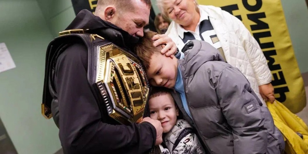 «Обещал — выполнил»: Петр Ян показал пояс UFC фанатам в Кольцово
