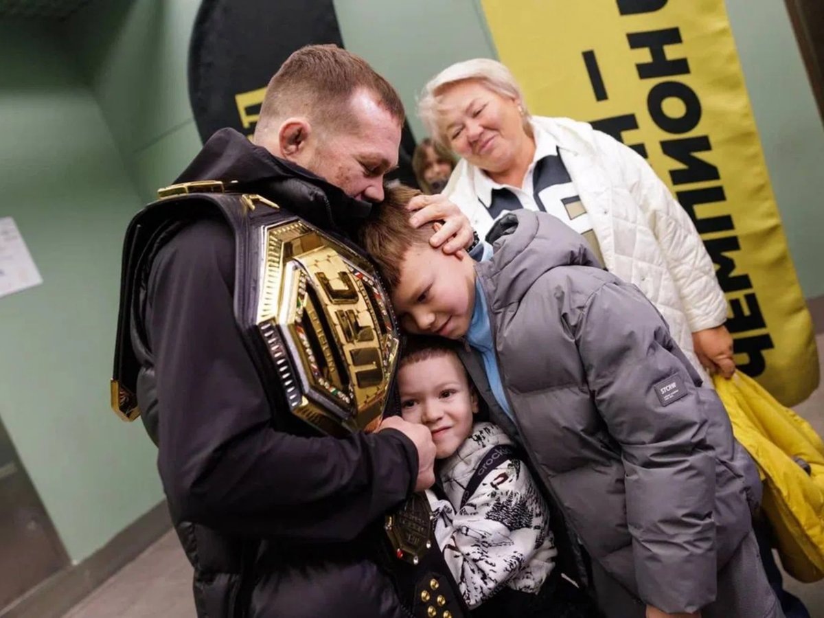     Петр Ян прилетел с поясом домой