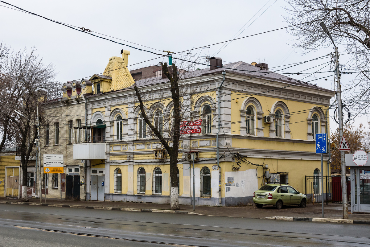 Красноармейская, 27 (на переднем плане) и 29 (слева)