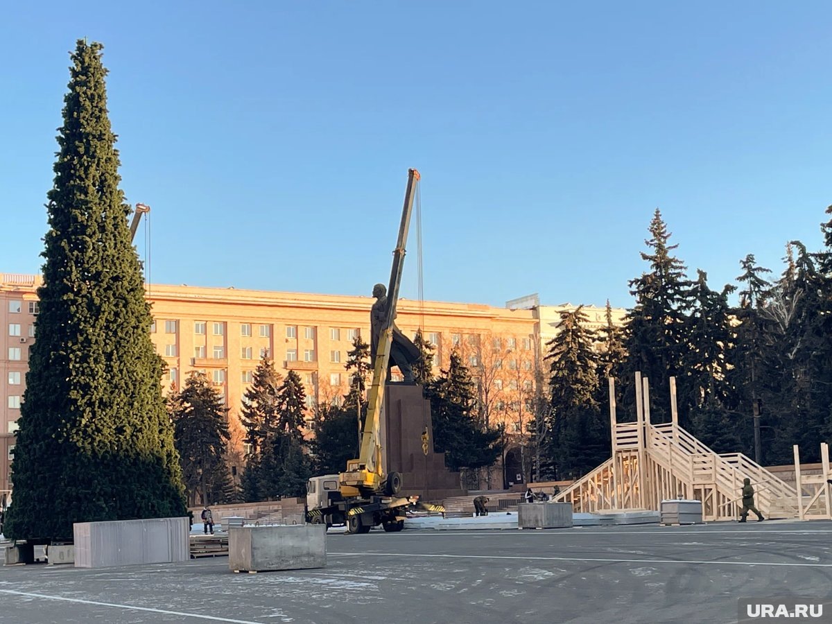     Ледовый городок начали строить на площади Революции пять дней назад (архивное фото)