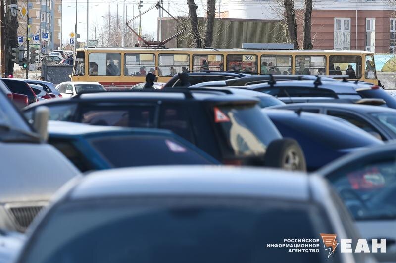    ЕАН. Автомобили на парковке