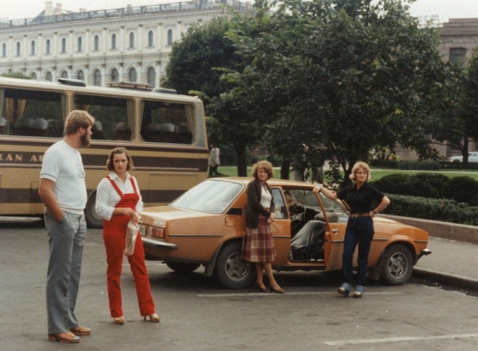 Автобус с финскими туристами прибыл в Ленинград (фото из книги "Именем братвы")