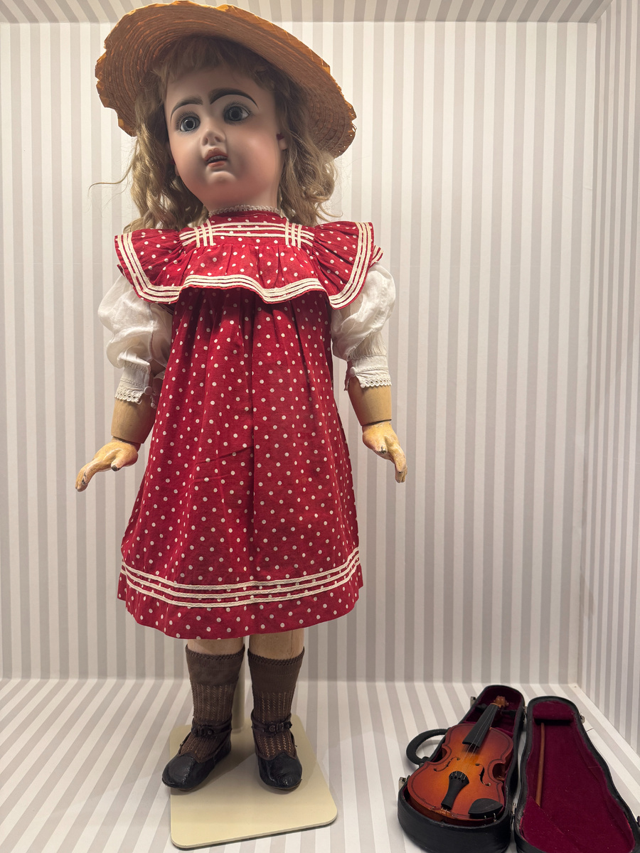 Кукла.1890-е.Франция.Производитель: Жюмо и Ко (Jumeau&Cie) Фарфор, дерево, композит, папье-маше, муслин, хлопок, кожа.Собрание Дианы Панской, Москва