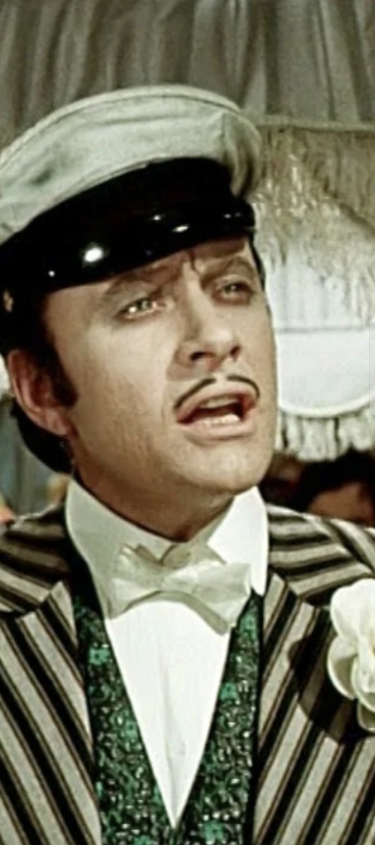 Андрей Миронов исполняет песню " Белеет мой парус такой одинокий " в фильме " Двенадцать стульев ". Фото из открытых источников.