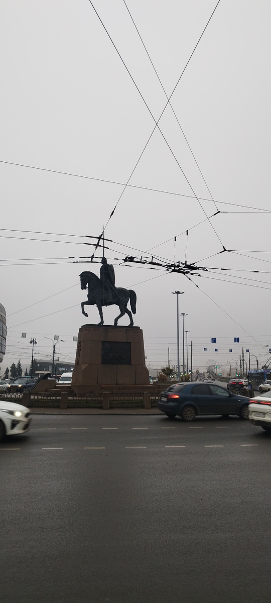 Очень серо. Вечером с новогодней иллюминацией пободрее будет, конечно. 