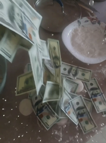 Мой мужчина сделал шуточное видео при помощи ИИ. Сказал, что если это ёлка, то не хватает зелени)) чем занимаются взрослые люди, когда они в разных городах😅