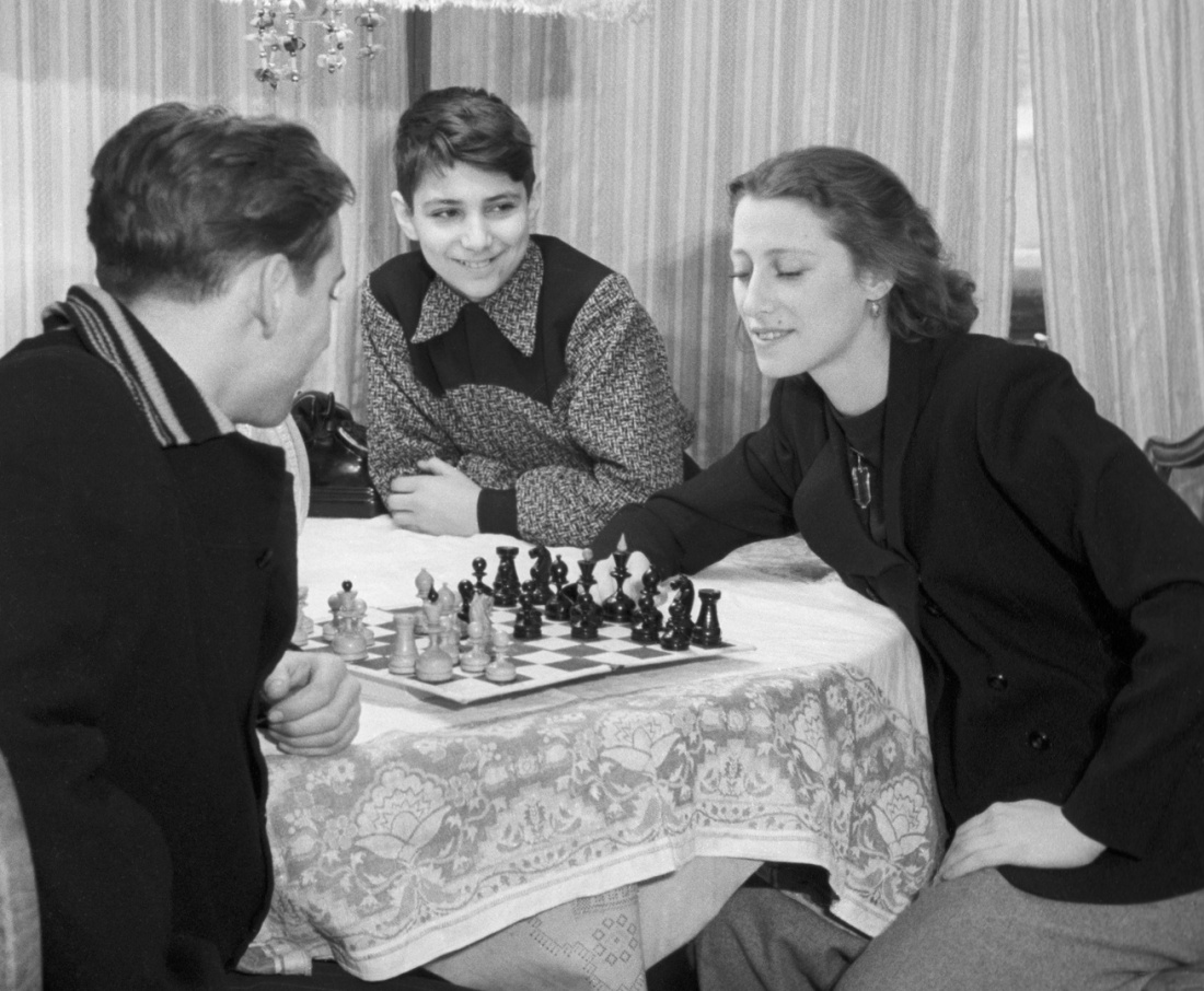 Майя Плисецкая с братьями Александром (слева) и Борисом играют в шахматы
