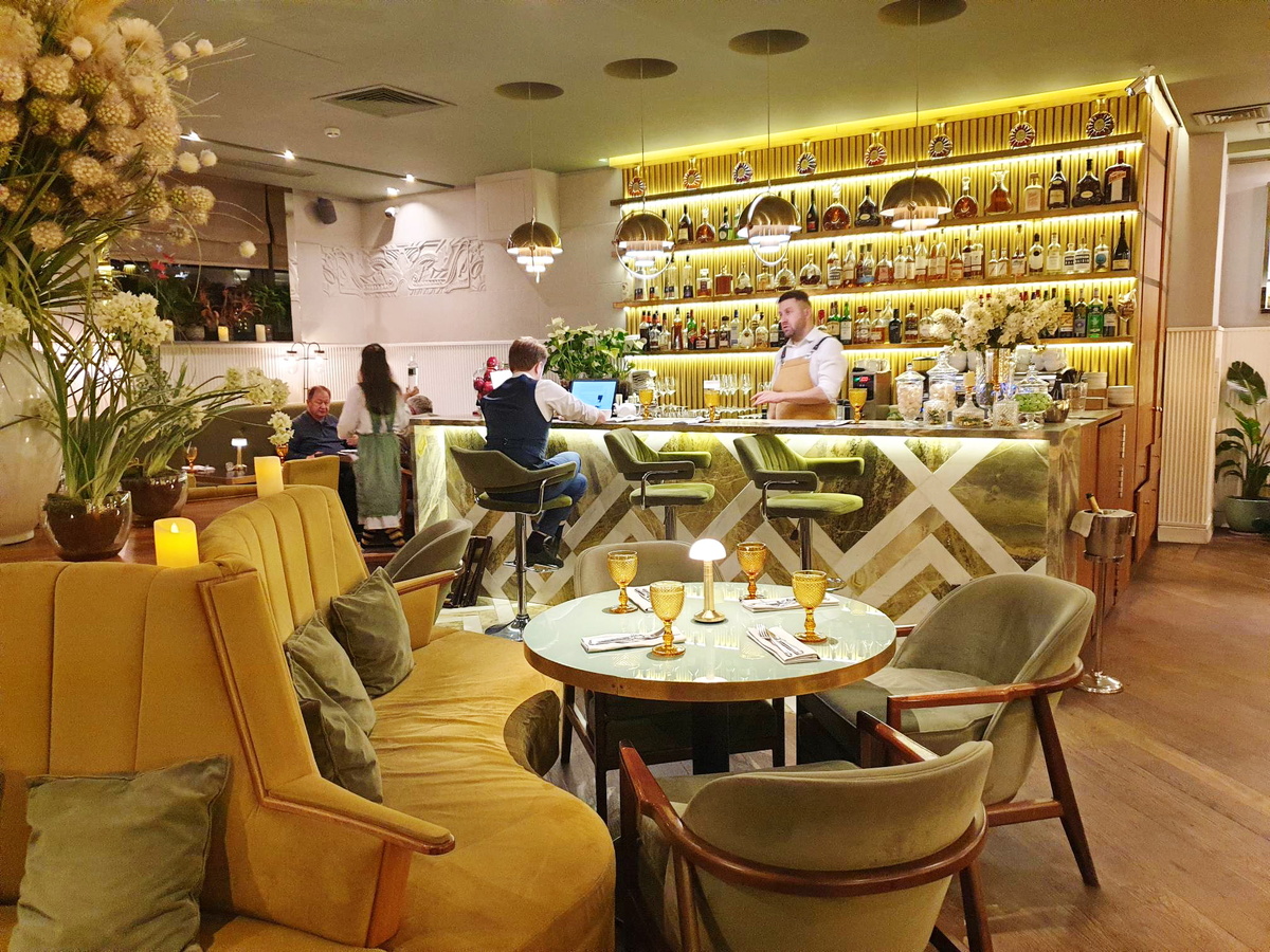 Общий вид главного зала французского ресторана Geraldine