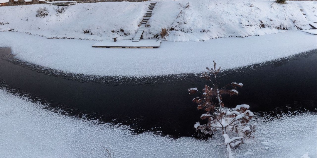 Рассвет над чёрной рекой