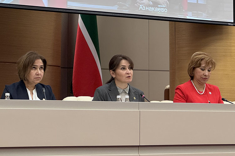    «9 декабря — это повод еще раз поздравить тех людей, которых рядом с нами. Это повод вспомнить тех людей, кого уже сегодня нет с нами, но они обеспечили нашу безопасность», — заявила вице-премьер РТ Лейла Фазлеева.   
Фото: Станислав Шемелов