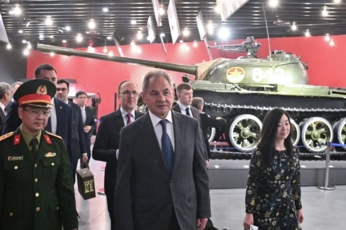    Шойгу подарил Музею военной истории во Вьетнаме статую