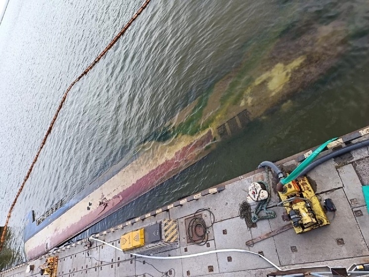     Судно «Меотида» затонуло в порту Мариуполя в 2022 году. Фото: РСУ «Орентекс».