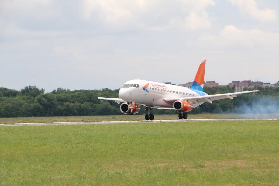    Авиалайнер Сухой Суперджет 100 авиакомпании "Азимут" //фото пресс-службы аэропорта Ростова-на-Дону