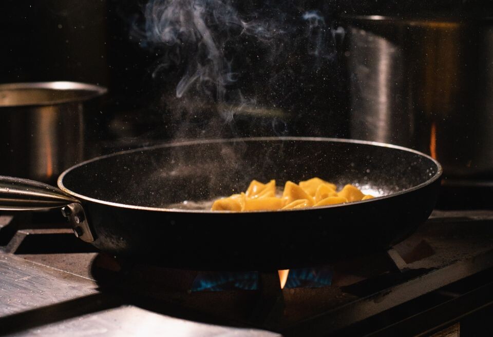    Сковорода. Еда. Готовка. Источник: unsplash.com