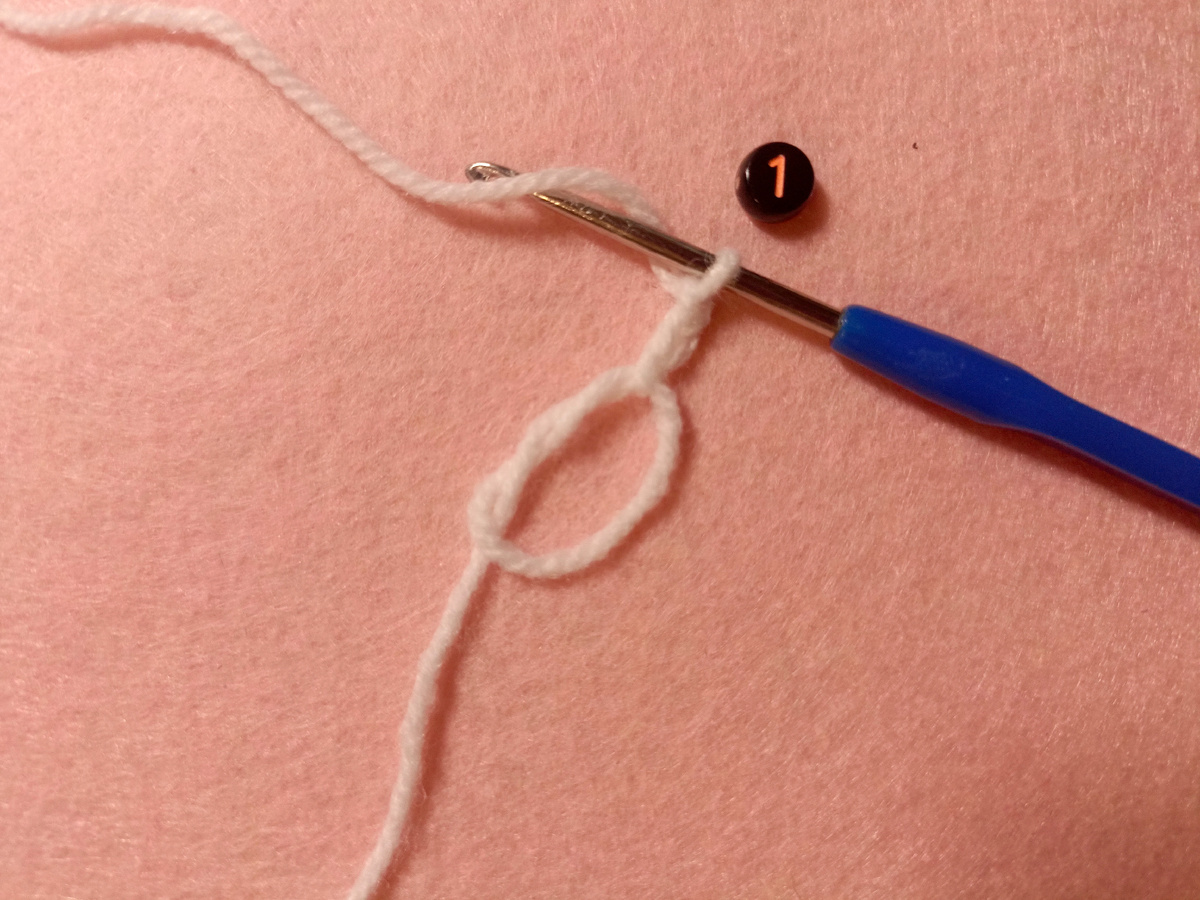 В петлю амигуруми провязала 3 воздушные петли.