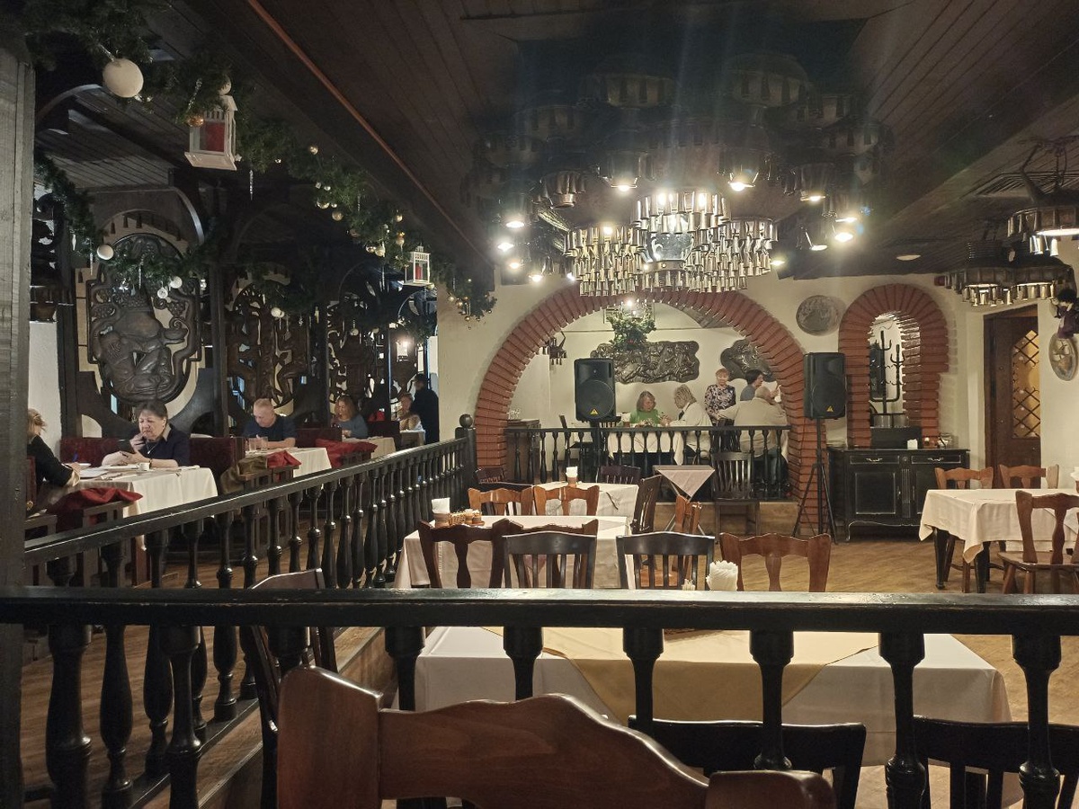 Антураж. Мужика спиной еще не было, во время съемки этого кадра.