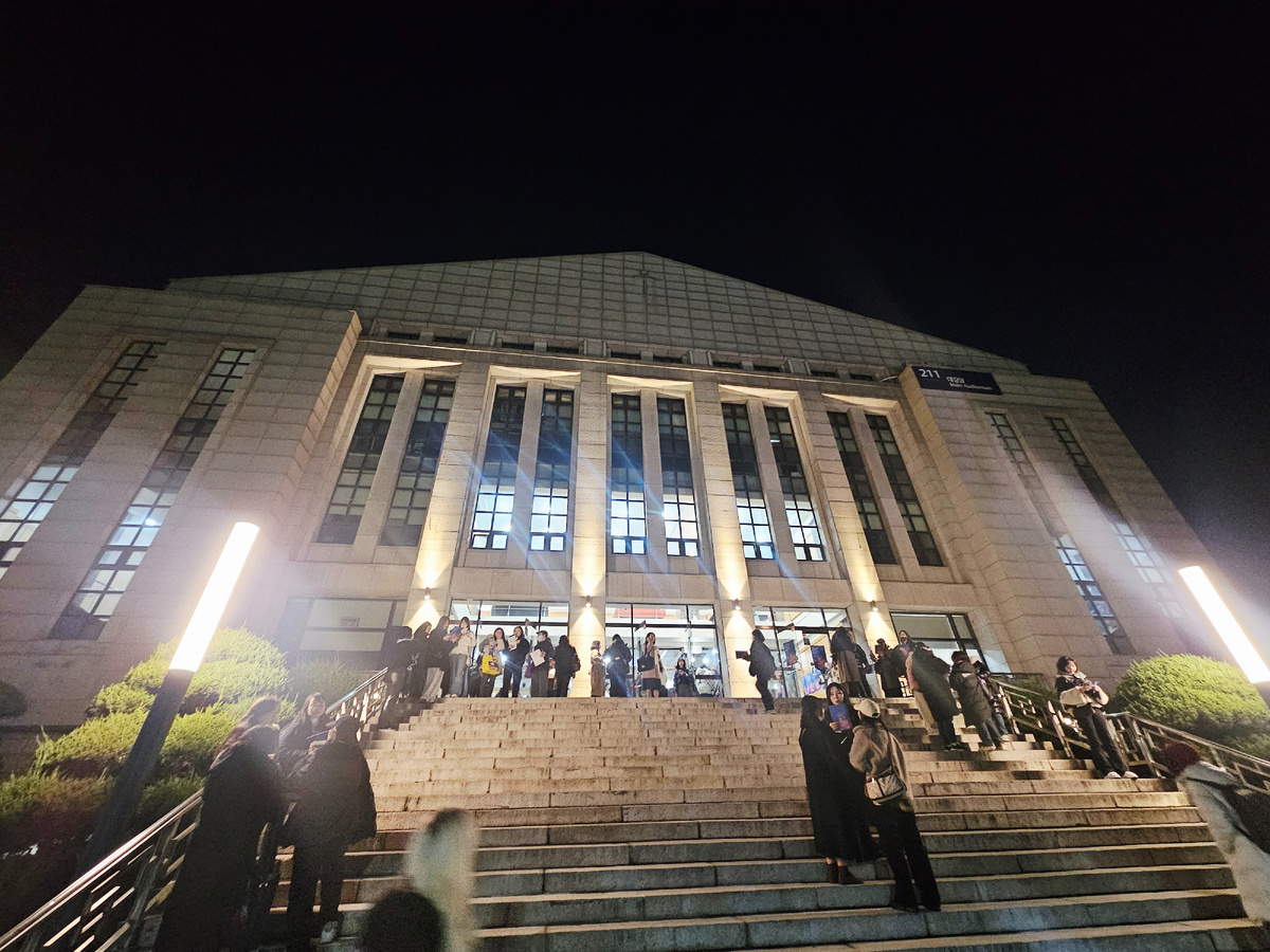 Большой лекционный зал университета Ёнсэ, в котором частенько проводят концерты и фанмитинги