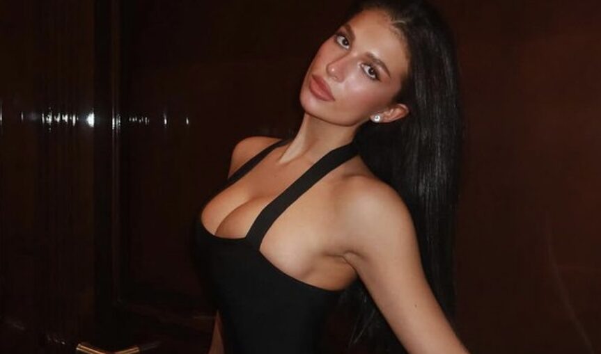    Шаботова фото в платье с декольте, фото соцсети фигуристки