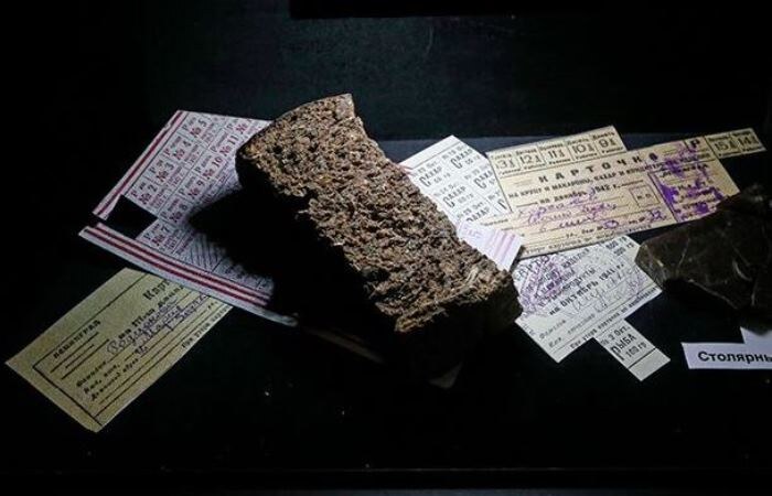 Блокадный паек - 125 граммов сырого черного хлеба